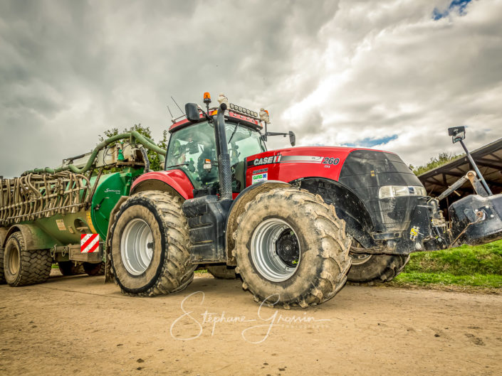 Photographies sur l’activité de location de machines agricoles. Reportage photo sur la location de tracteurs.